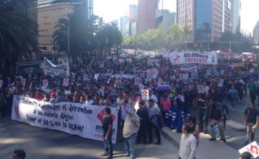 Marcha de STUNAM llega al Zócalo capitalino; piden aumento salarial