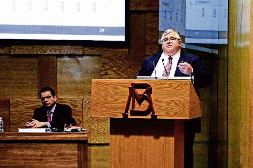 Agustín Carstens, durante la presentación del Informe trimestral de inflac ió n al segundo trimestre, donde ajustó a la baja las proyecciones del PIB de 2017 (MARÍA JOSÉ MARTÍNEZ. CUARTOSCURO)