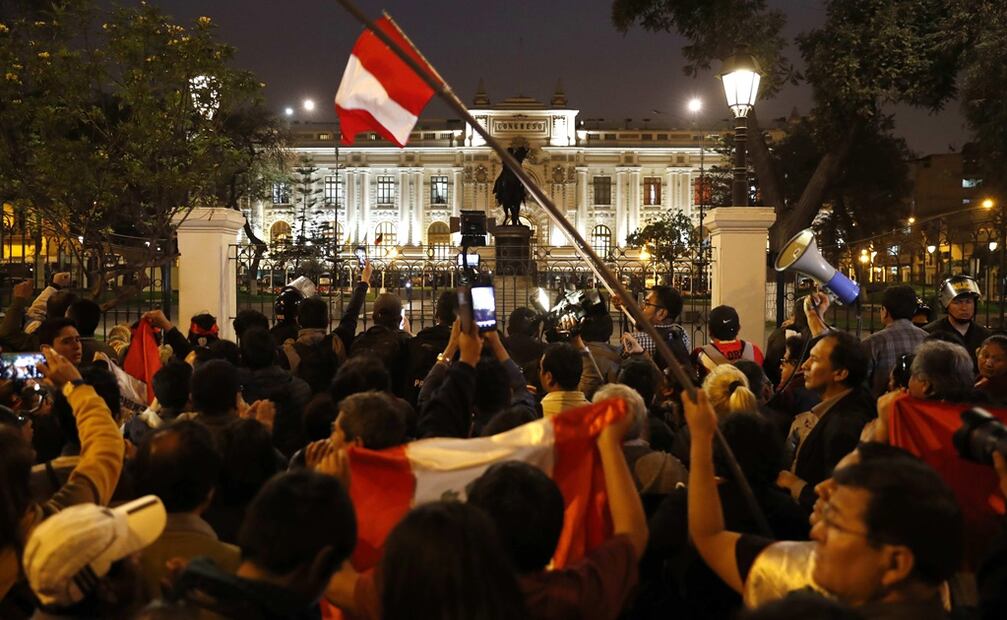 El Congreso peruano destituyó a Boluarte la noche del jueves de manera exprés, tras aglutinar cuatro mociones de vacancia. Foto: EFE