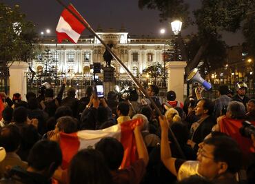 Crisis en Perú: suspenden a presidente Vizcarra y nombran a interina
