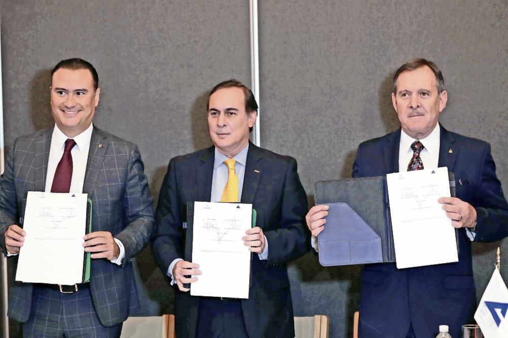 Manuel Herrera, líder de la Confederación de Cámaras Industriales; Juan Pablo Castañón, presidente del Consejo Coordinador Empresarial, y Enrique Solana Sentíes, líder de la Concanaco. (JUAN CARLOS REYES. EL UNIVERSAL)