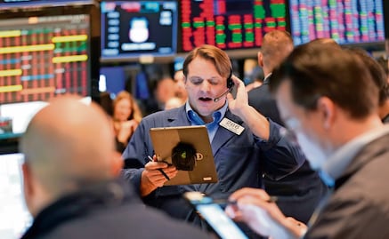 Wall Street vuelve a caer por incertidumbre sobre aranceles de Trump; Dow Jones retrocede 1.14%