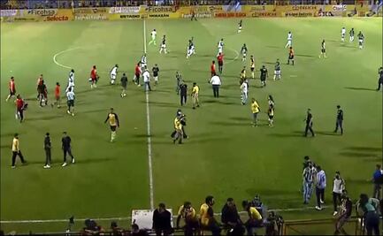 El Clásico del futbol de Honduras fue suspendido por brutal violencia de las barras