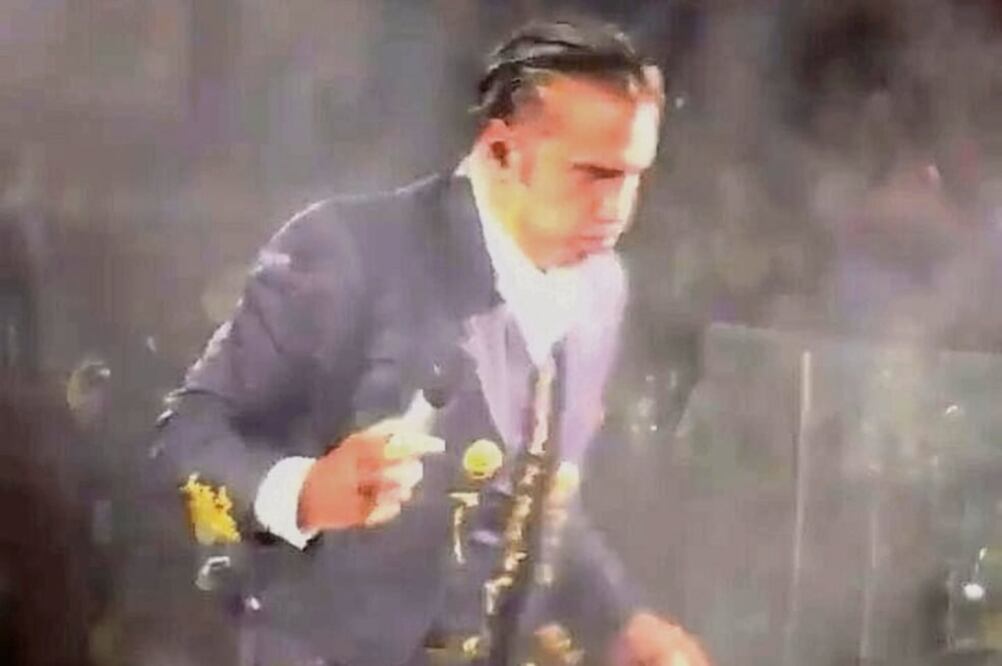 Las imágenes muestran al cantante tratando de evitar el vómito. (ESPECIAL)