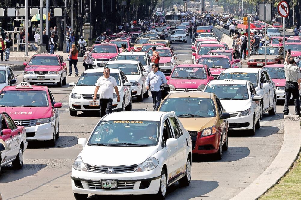 Los trabajadores del volante consideran que la medida es improvisada porque el uso del aparato no garantiza mejores condiciones del servicio (ARCHIVO. EL UNIVERSAL)
