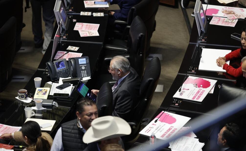 El senador tabasqueño mirando el partido del FC Barcelona vs PSG de la UEFA Champions League. Foto: Diego Simón / EL UNIVERSAL