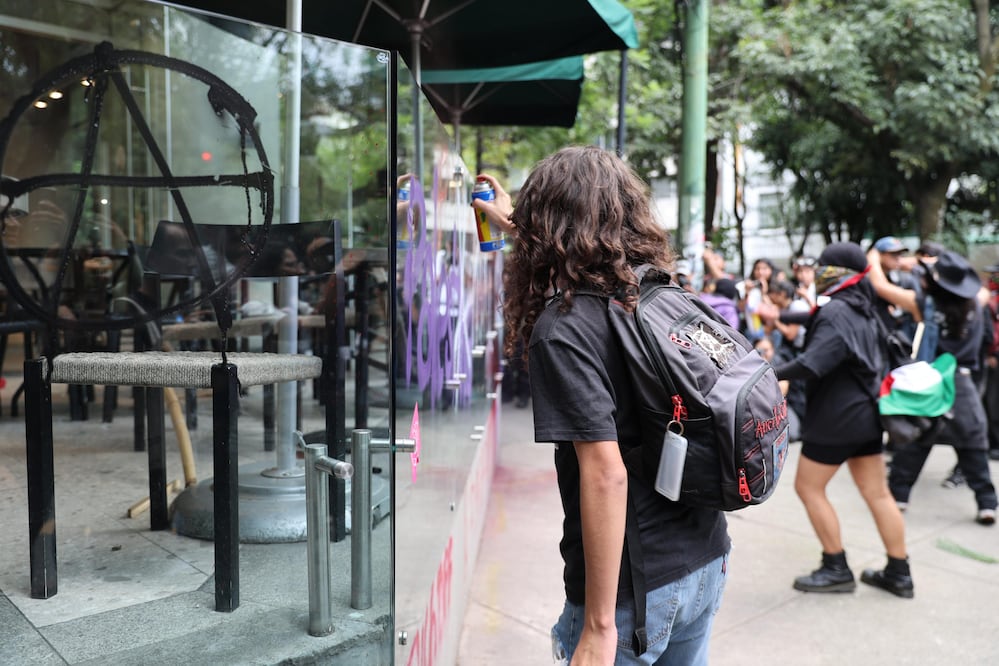 Durante la protesta antigentrificación, un grupo de jóvenes, presuntos integrantes del llamado "bloque negro" realizó destrozos en un Starbucks ubicado en la colonia Hipódromo. (Foto: Fernanda Zamora/ EL UNIVERSAL)
