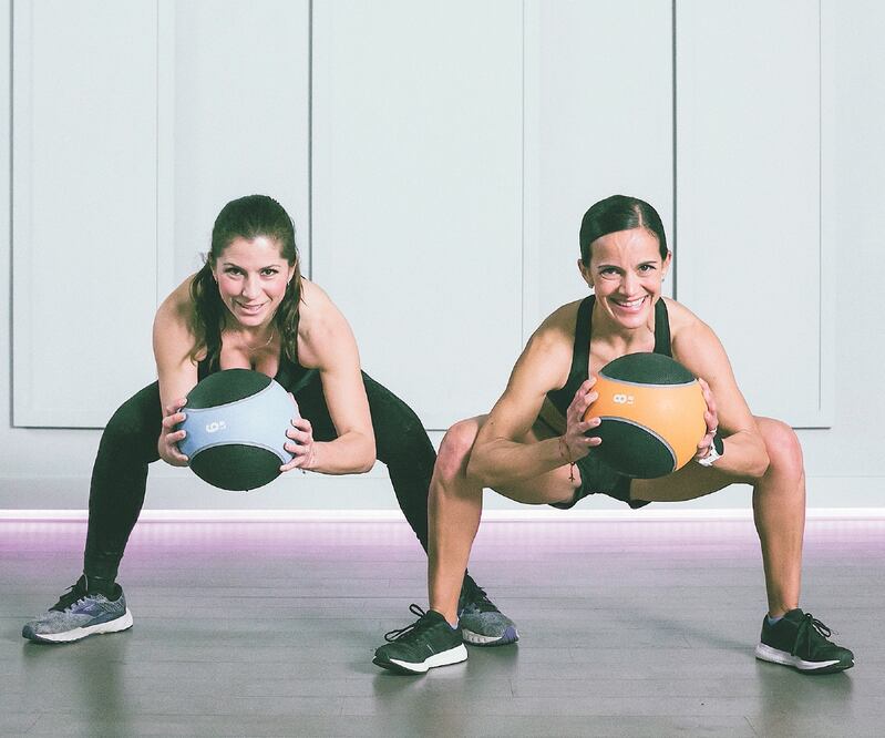 Las hermanas encontraron la forma de seguirse ejercitando desde casa. Foto: MARIA QUINTANA
