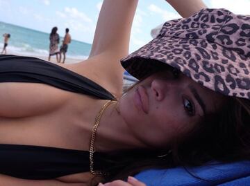 Emily Ratajkowski posa topless en la playa