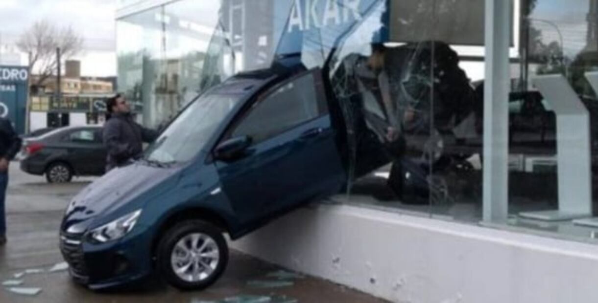 Viral: vendedor de autos choca dentro de su propia agencia