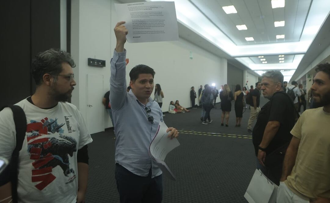 Arturo Herrera, egresado de la Universidad de Guadalajara, se manifestó en la ponencia de Sabina Berman y Paco Ignacio Taibo II. Foto: Gabriel Pano/ EL UNIVERSAL.