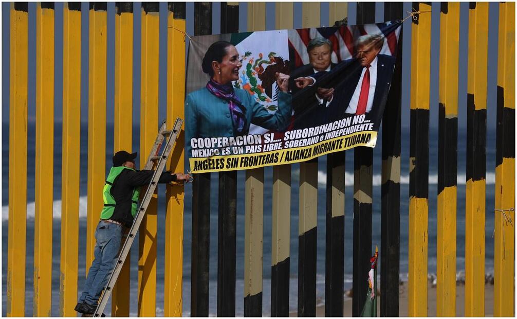 Manifestación de diversas organizaciones en defensa de migrantes en el muro que divide México y Estados Unidos de Norteamérica a la altura de playas de Tijuana a un día de que tome protesta como presidente Donald Trump. Foto: Diego Simón / EL UNIVERSAL