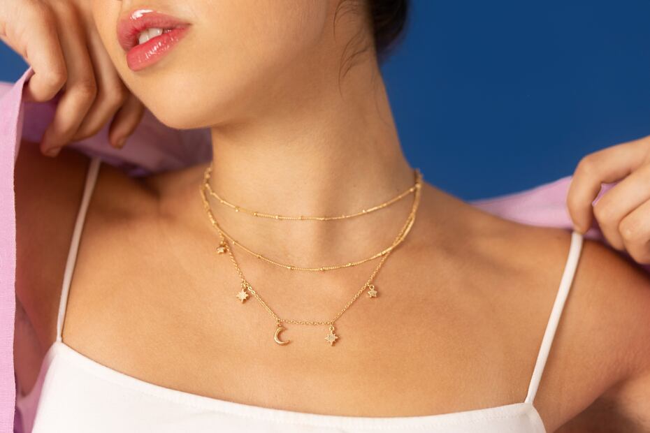 Los collares sencillos o llamativos pueden darle un toque extra a las prendas de satín. Foto: Freepik