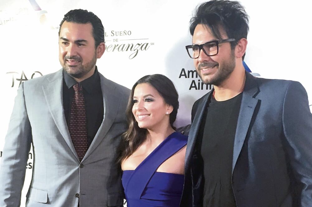 Eva realizó la gala Padres vs El Cáncer, con Beto Cuevas (der.) como padrino. (MANUEL NAVARRO. EL UNIVERSAL)