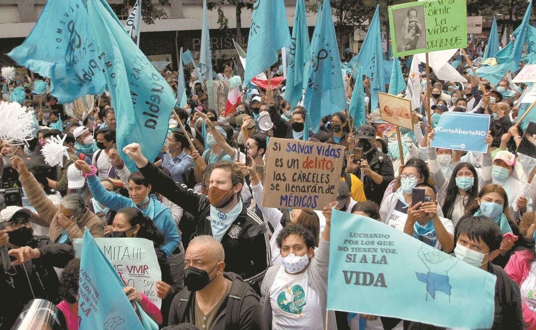 Manifestantes contra el aborto se aglomeraron afuera de la Corte mientras se discutía la objeción de conciencia en el sector Salud. Foto: Juan Boites. EL UNIVERSAL