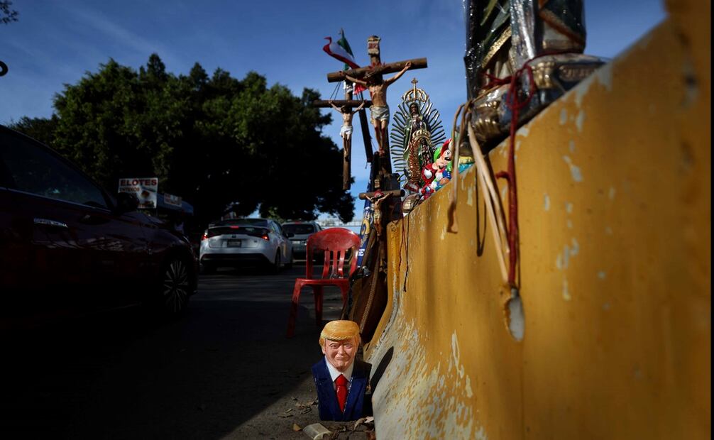 Vendedores ofrecen alcancías del presidente Donald Trump en la garita de San Ysidro, que divide a México y Estados Unidos, el 22 de enero de 2025. Foto: Diego Simón Sánchez