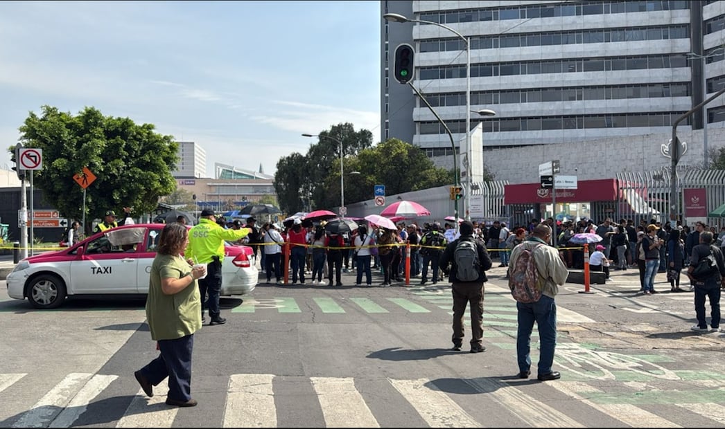En el doceavo día de manifestaciones de la CNTE realizaron una serie de concentraciones simultáneas en diversas instituciones financieras de la Ciudad de México, el 27 de mayo de 2025. Foto: Juan Carlos Williams/EL UNIVERSAL
