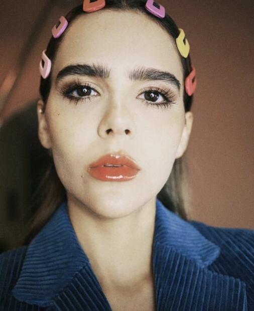 Yuya pone de moda los broches para pelo en versión gigante