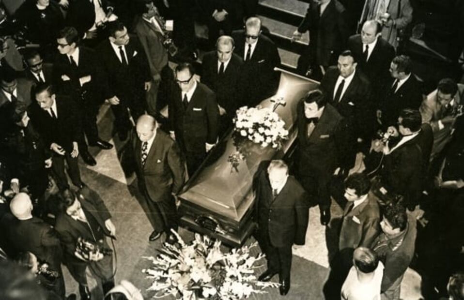 Entre pisotones y lluvia de rosas fue como dieron el último adiós a Agustín Lara hace 50 años