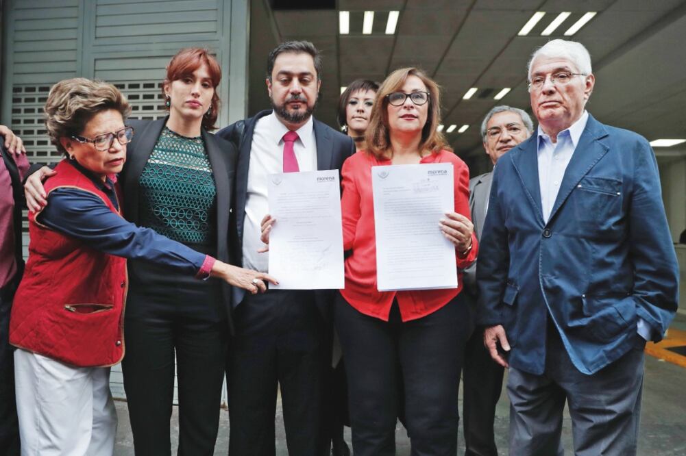 Acompañada por un grupo de diputados de Morena, la coordinadora de la bancada Rocío Nahle (segunda de der. a izq.) pidió que de ser necesario, el procurador Raúl Cervantes se separe de su cargo por conflicto de interés. (IVÁN STEPHENS. EL UNIVERSAL)