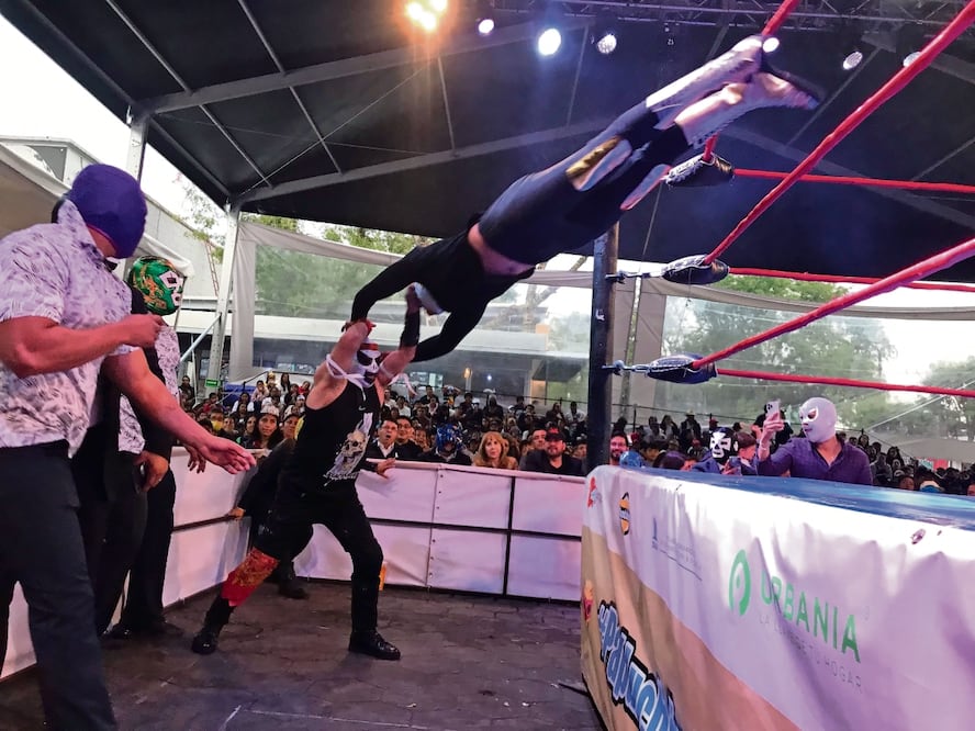 En el ring improvisado rodeado de luces, música y humo, padres de familia acompañados de sus familiares presenciaron el encuentro de luchadores, entre un ambiente rudo y técnico. Foto: Francisco Rodríguez / EL UNIVERSAL