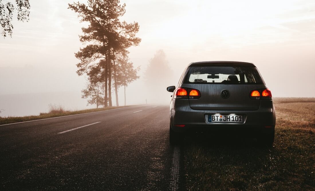 Recuerda que, si tu auto no arranca debido a la batería, puedes pedir ayuda a otro conductor o acudir al taller mecánico. Foto: Unsplash