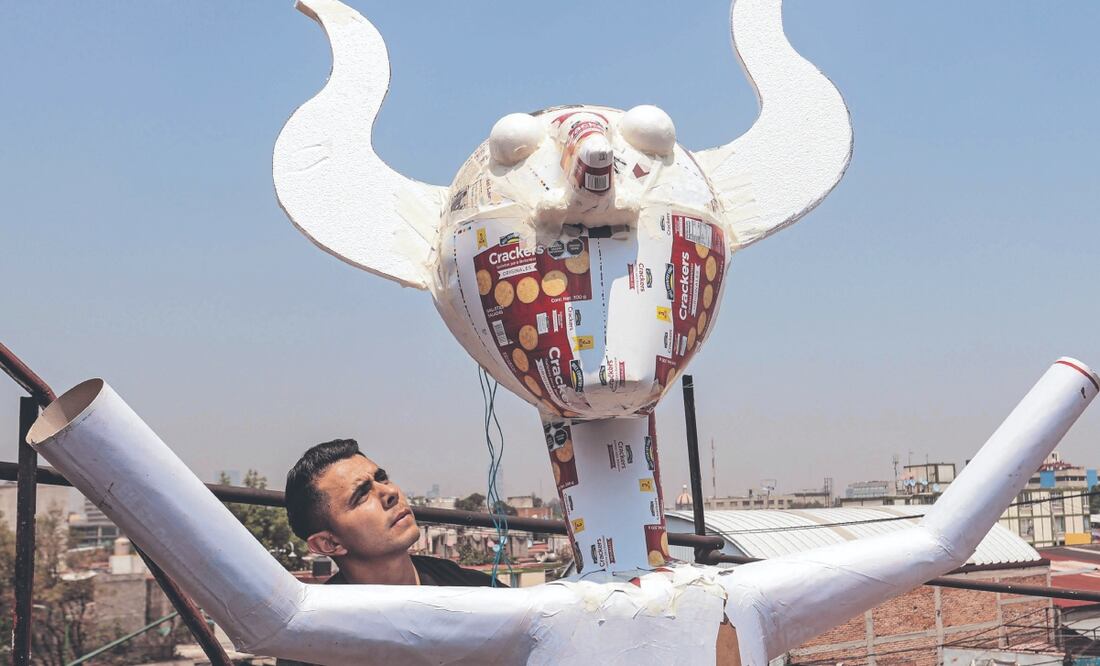 La pieza de Erik y su familia tiene cuernos y puntiagudos dientes. Mide dos metros de alto y estará adornado con flores, colores, plumas y pirotecnia. Foto: de Gabriel Pano. EL UNIVERSAL