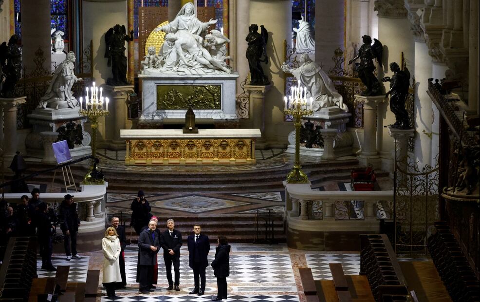 “Convirtieron el carbón en arte", aseguro el presidente francés, Emmanuel Macron, durante un recorrido por la Catedral de Notre-Dame, que reabrirá sus puertas a principios de diciembre de 2024. Foto: AFP