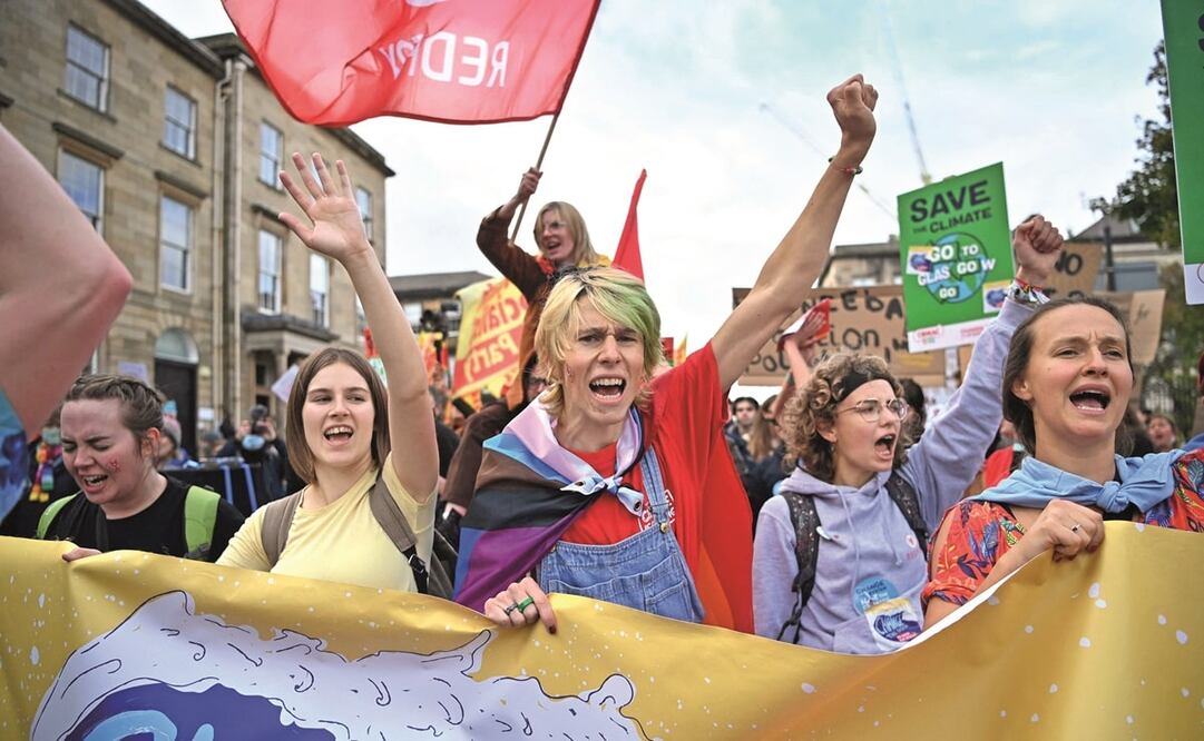 Miles de jóvenes asistieron a la marcha de Fridays for Future para exigir acciones a los líderes mundiales para combatir la crisis del cambio climático al margen de la COP26, en Glasgow. Foto: Ben Stansall. AFP 