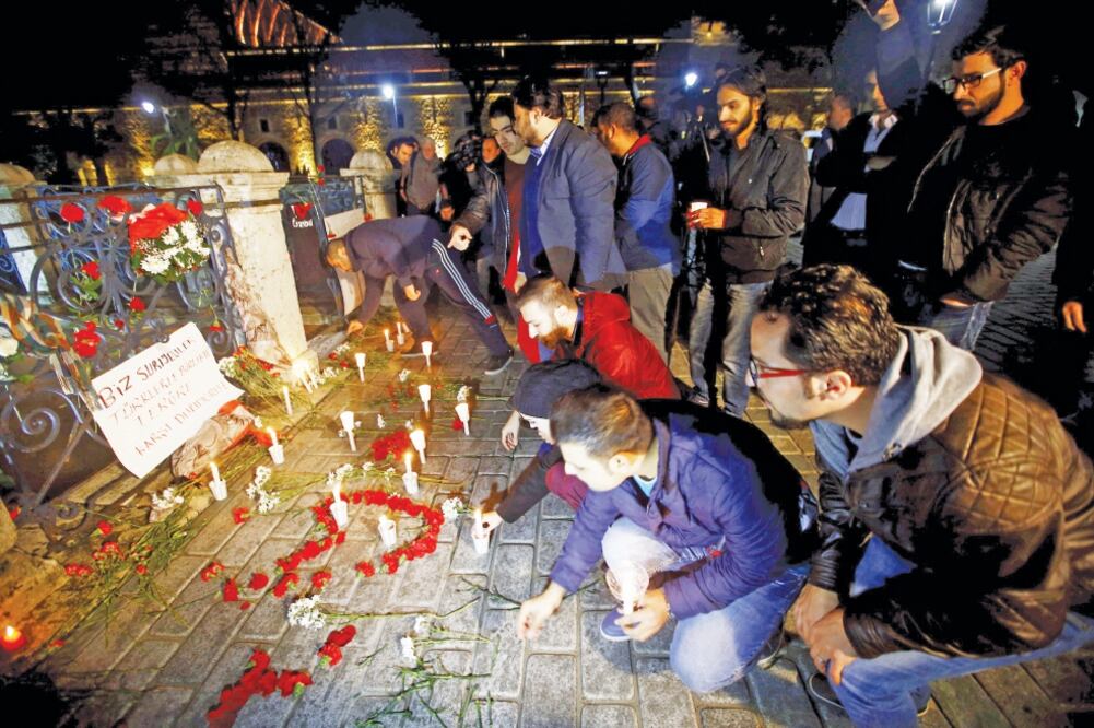 Sirios que viven en Estambul realizaron ayer una vigilia en la plaza donde ocurrió el ataque, el martes (OSMAN ORSAL. REUTERS)