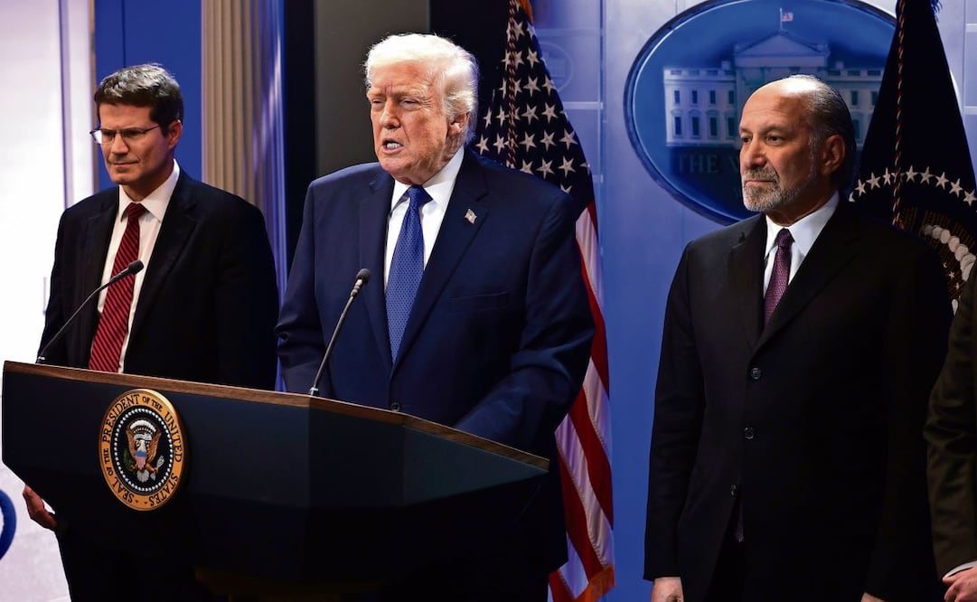 El presidente estadounidense Donald Trump (centro), junto al procurador general John Sauer (izq.) y el secretario de Comercio Howard Lutnik, ayer en la Casa Blanca. Foto: Shawn Thew / EFE