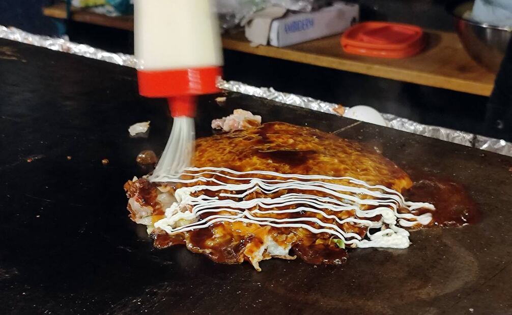 Encima de la salsa okonomi, un aderezo que no puede faltar es la mayonesa, que goza de especial popularidad en Japón; la de Saigo es de sabor suave. Foto: Raúl Fontecilla/EL UNIVERSAL.