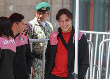 Sheinbaum recibe a clavadistas mexicanos tras participación en Singapur; felicita a Osmar Olvera por medalla de oro