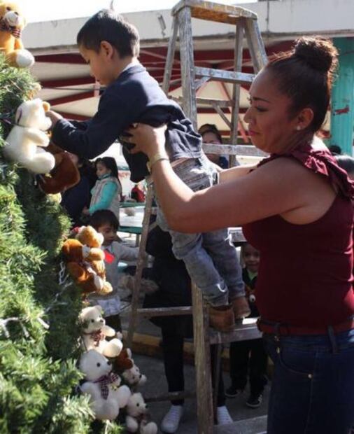 Hijos de reclusas colocan árbol de Navidad en Santa Martha Acatitla