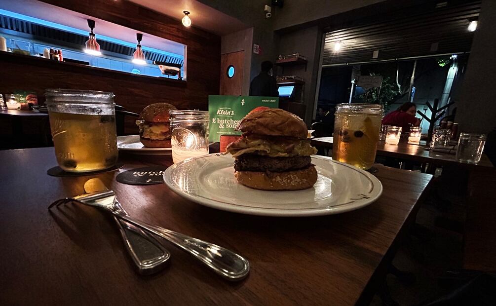 La hamburguesa especial de octubre fue una colaboración entre Butcher & Sons y Klein's. Foto: Alan Nájera / El Universal