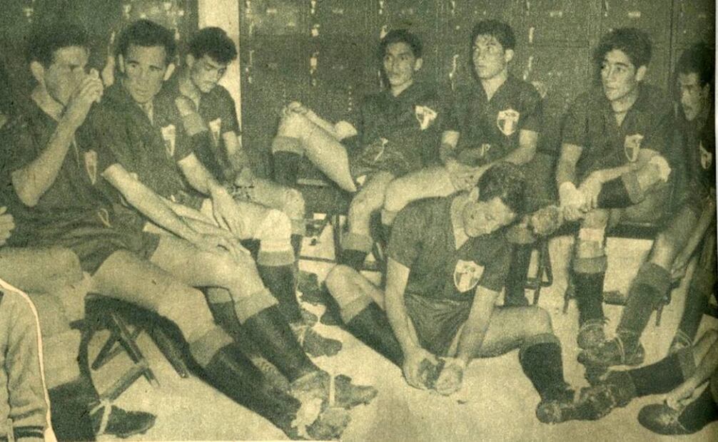 Un salto a 1950 permite ver la evolución de estos uniformes, cuando las playeras aún eran de cuello polo pero ahora con manga corta. Mientras se preparaba para un encuentro con el equipo de Guatemala, la Selección Mexicana también deja ver que sus tacos ya eran un calzado especial, así como sus shorts, más cortos y de tela más flexible. Archivo EL UNIVERSAL.