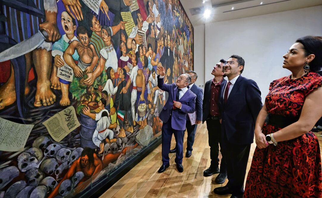 El pintor Ariosto Otero describe el significado del mural El despertar de México ante Martí Batres, jefe de Gobierno de la Ciudad de México, en la develación de la obra en el Antiguo Palacio del Ayuntamiento. Foto: Especial