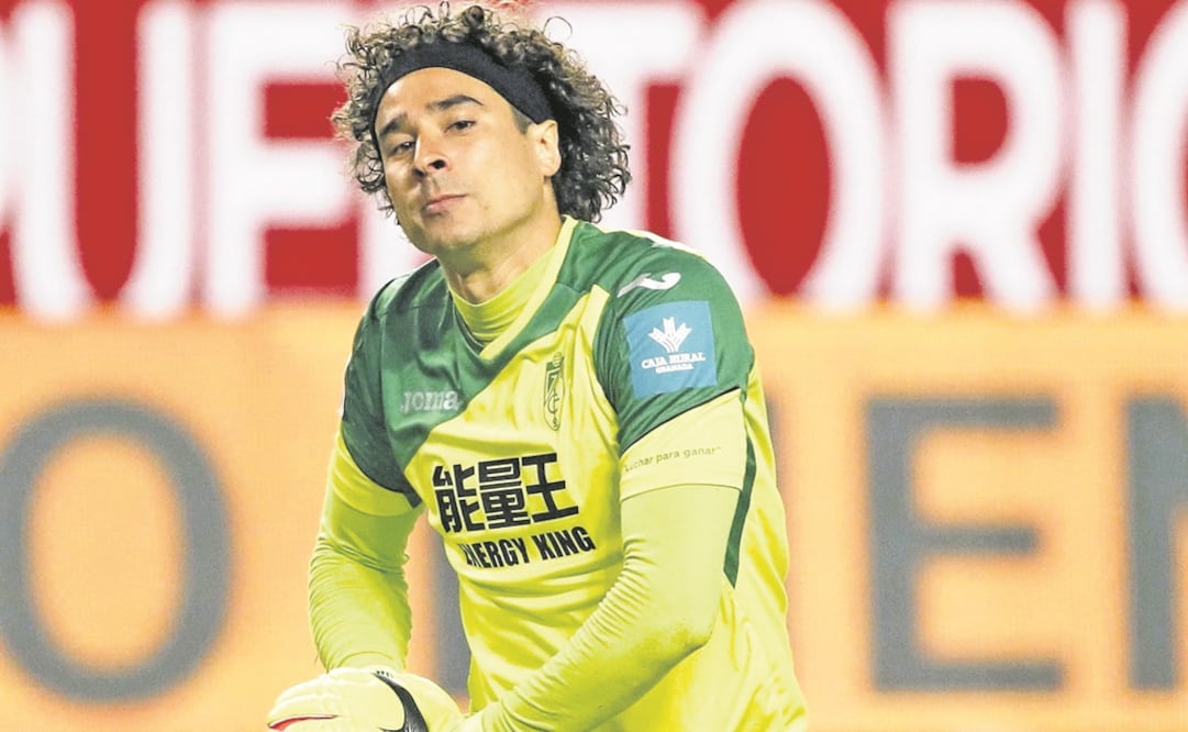 Guillermo Ochoa dice que muchos “tiraron la toalla”. (JULIO MUÑOZ. EFE)
