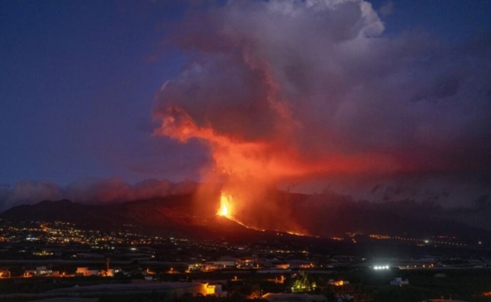 Fuentes de lava "de la altura de edificios" y sismos de magnitud 4.8, así continúa la erupción en isla La Palma