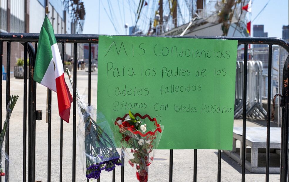 Una pancarta con mensajes de condolencias para los padres de los cadetes fallecidos, el 19 de mayo de 2025. Foto: EFE