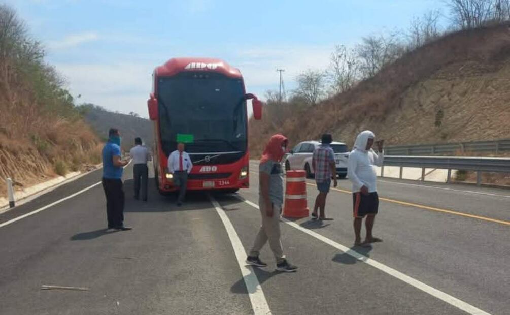 Los transportistas bloquearon el paso de autobuses de la empresa ADO en la autopista Barranca Larga–Ventanilla en Oaxaca (17/04/2025). Foto: Especial