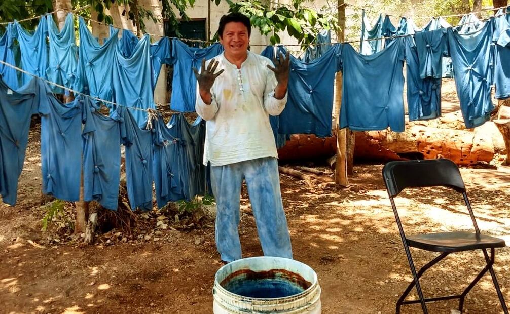Los descubrimientos de Luis May Ku no recibieron mucho apoyo nacional, pero sí una beca del Museo Británico. Este artesano usa plantíos nativos de ch'oj para producir añil, pero enfocado en usarlo como ingrediente para su receta de azul maya. Foto: Facebook Luis May Ku.