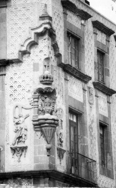 Detalle de la llamativa hornacina que adornaba la esquina de la Casa de las Ajaracas, en una fotografía de 1976. Colección Villasana.
