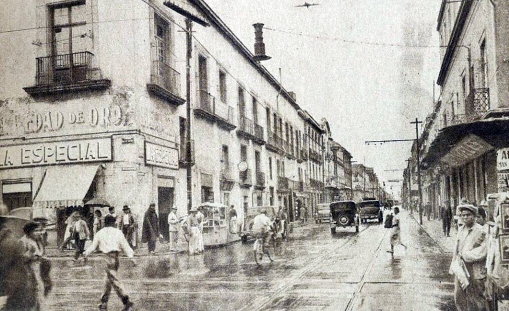 Durante los años 30 el antojo de tacos ya era tan fuerte en la CDMX que comercios como La Especial vendían “tacos de todo”, en la esquina de Bolívar y República del Salvador, en la colonia Centro. Hemeroteca EL UNIVERSAL.