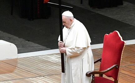 Papa preside el "Viacrucis de los niños" en una plaza vaticana desierta por el Covid