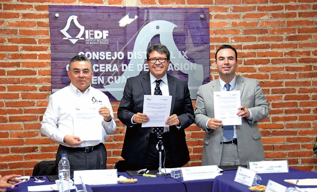 Los consejeros electorales Carlos Ángel González y Pablo César Lezama, con el delegado Ricardo Monreal, durante la firma del convenio para someter a consulta si este último permanece o no al frente de la demarcación de Cuauhtémoc (ESPECIAL)