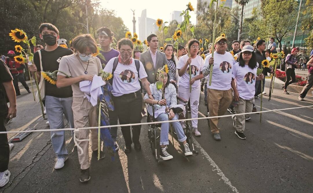 Aranza, la amiga de Yaretzi, iba al frente del contingente, en Reforma, en una silla de ruedas debido a las lesiones provocadas por el choque de trenes en la L3. Foto: Fernanda Rojas/ EL UNIVERSAL