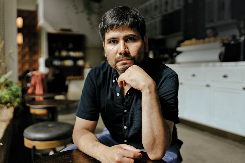 Juan Manuel Robles es autor del libro Polarizados
(Seix Barral, 2023) y trabajó en la Universidad de Nueva York, ciudad donde reside./ Cortesía Corrie Aune