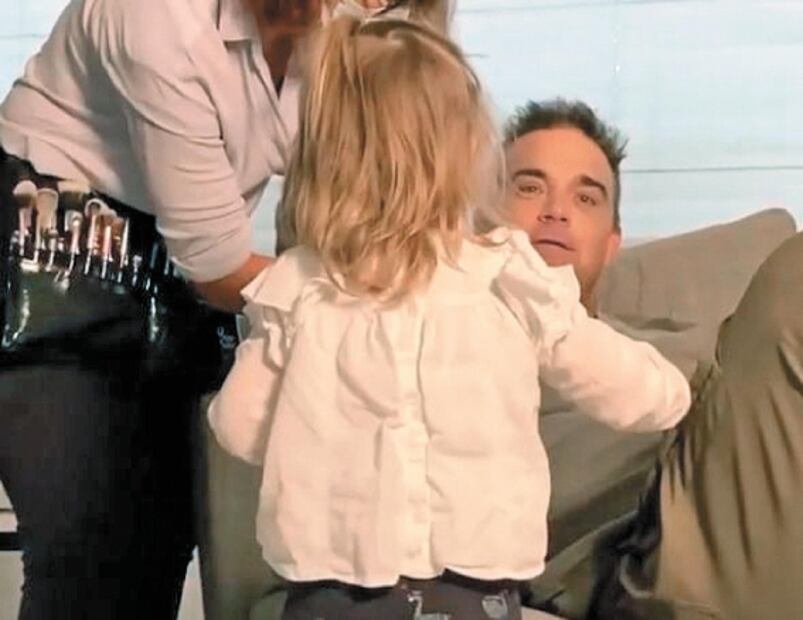 En exclusiva, Robbie Williams le canta al miserable 2020
