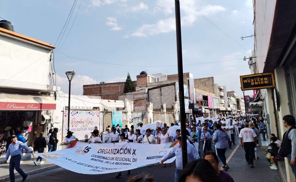 Trabajadores marchan este 1 de mayo por las calles de Pachuca, Hidalgo en el Día del Trabajo (01/05/2025). Foto: Especial